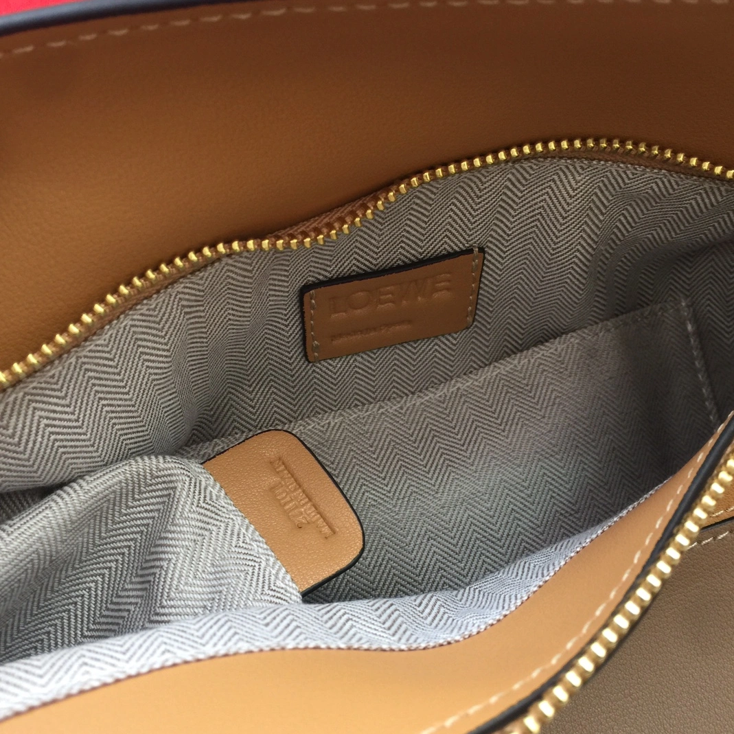 Stylish 6484 LOEWE AAA Quality Messenger Bags For Women