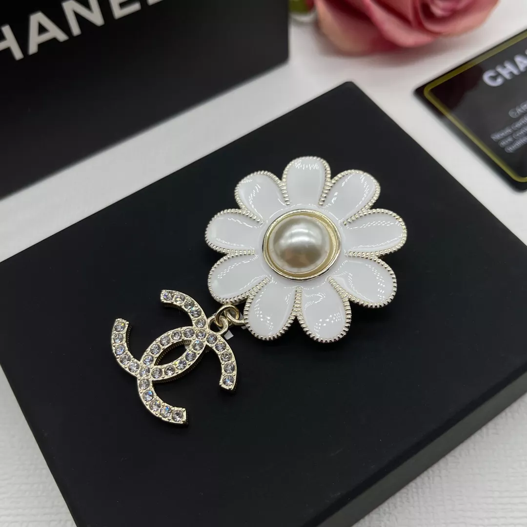 Stylish 7010 Chanel Brooches For Women
