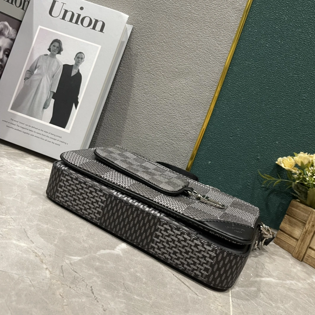 Stylish 7660 Louis Vuitton AAA Man Messenger Bags