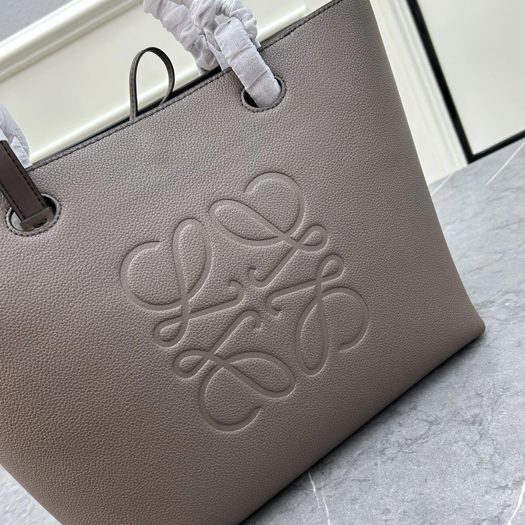 Stylish 8249 LOEWE AAA Quality Handbags For Women