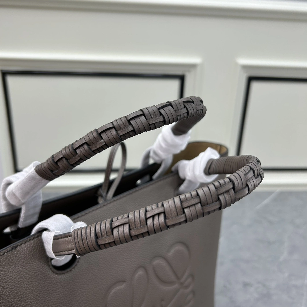 Stylish 8249 LOEWE AAA Quality Handbags For Women