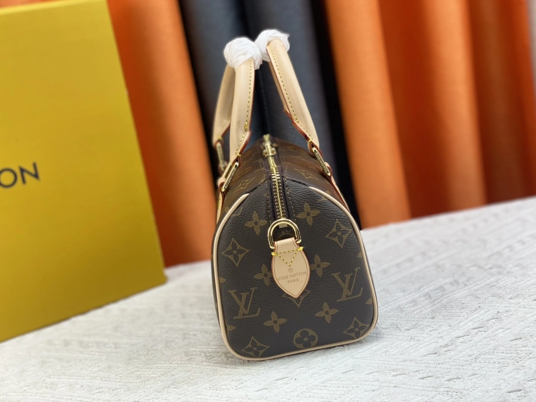 Stylish 8826 Louis Vuitton AAA Quality Handbags For Women