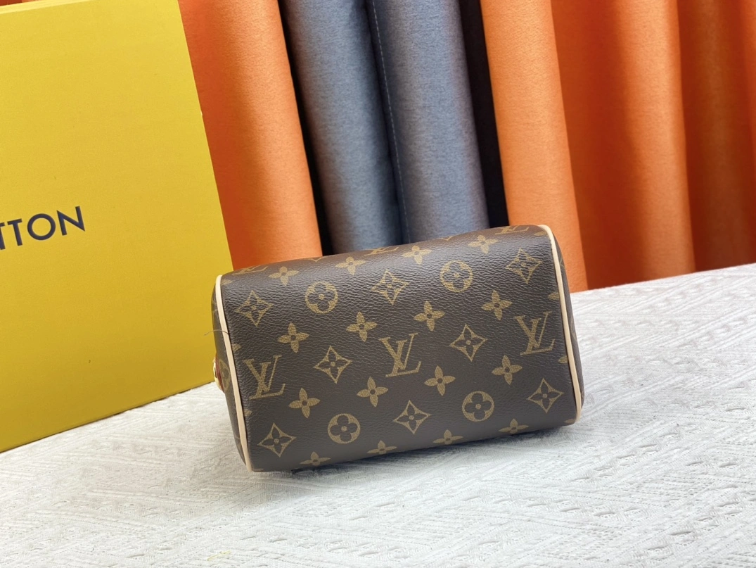 Stylish 8826 Louis Vuitton AAA Quality Handbags For Women