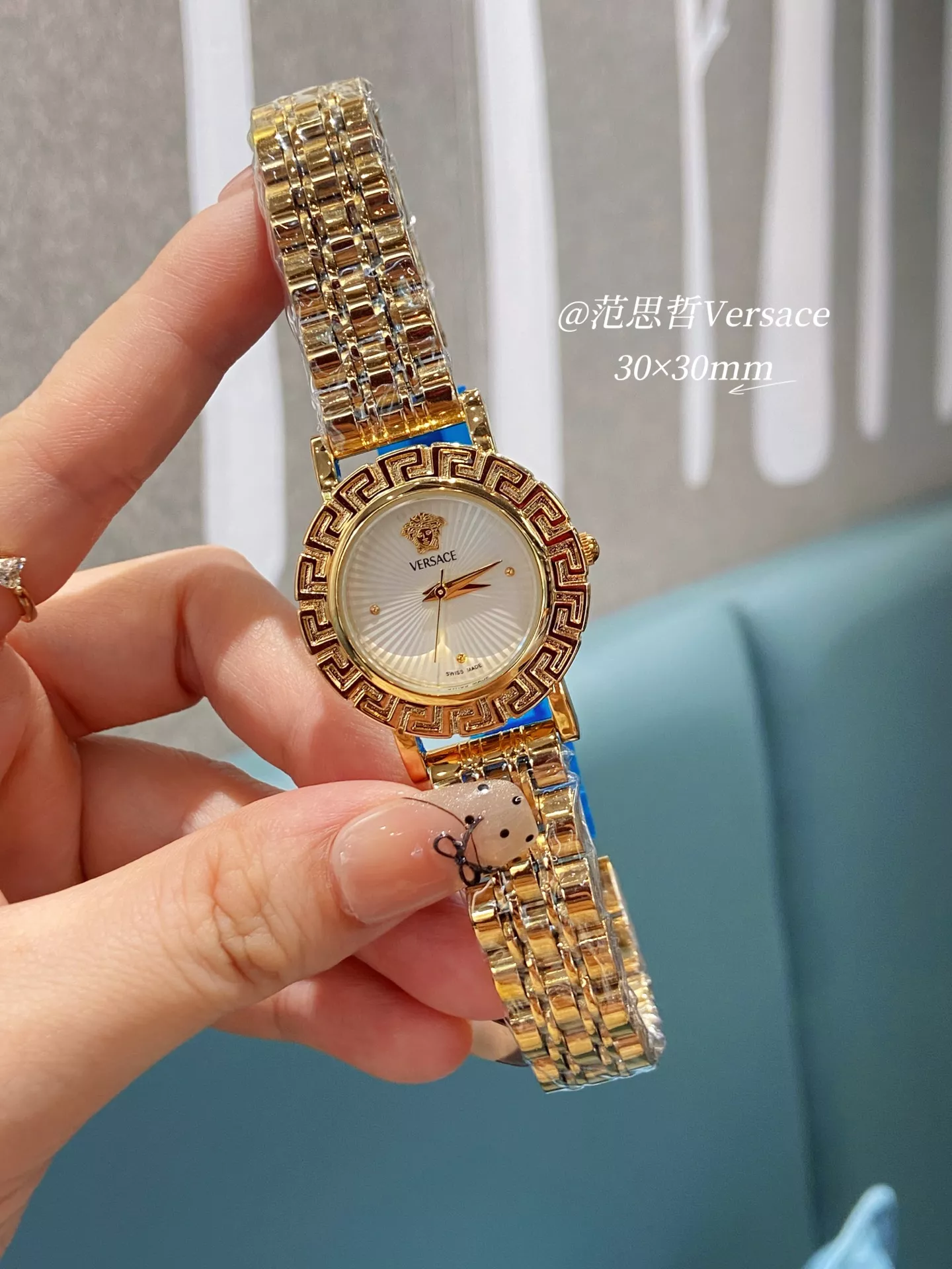 Timeless 1053 Versace Watches In Gold