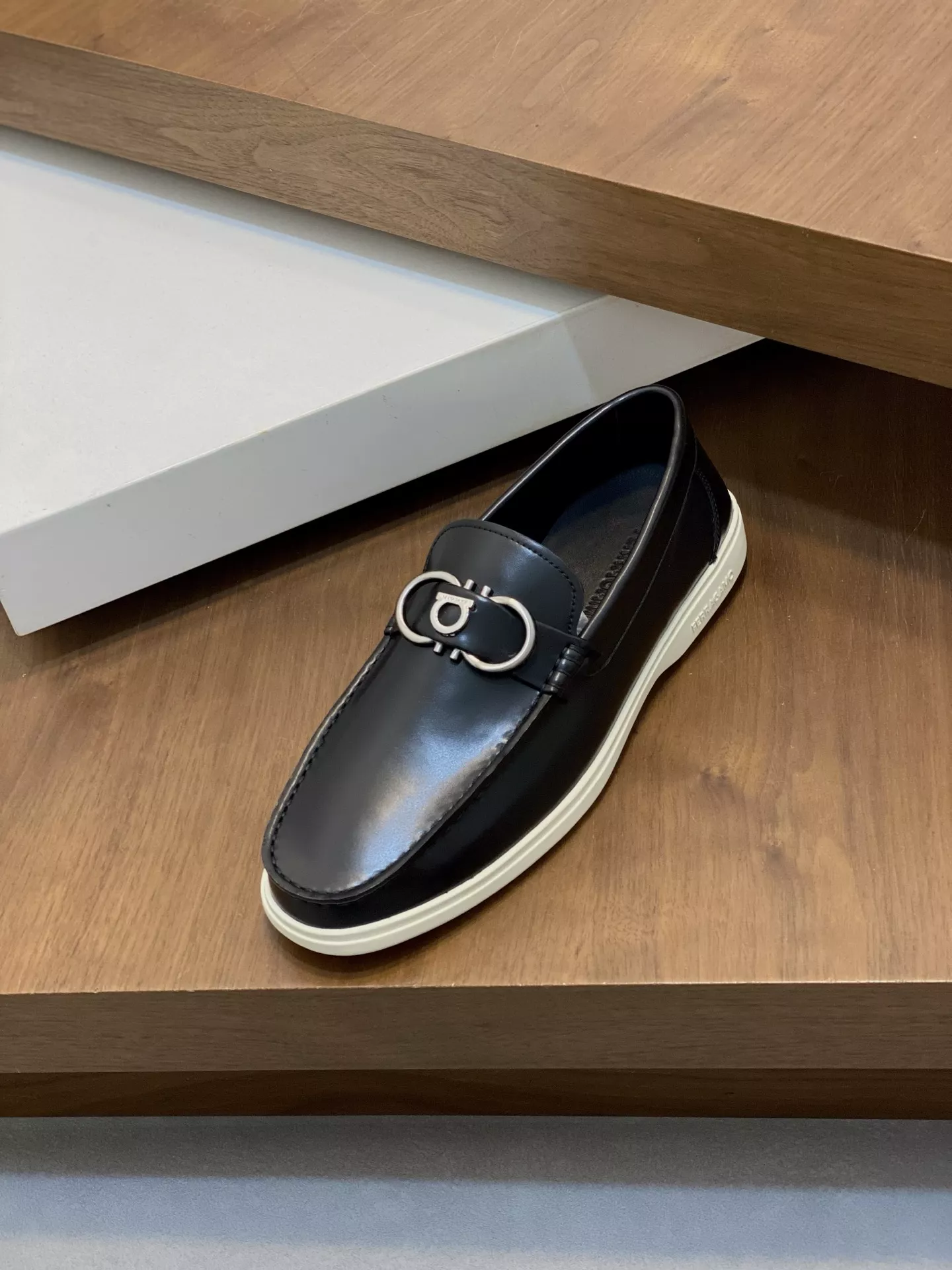 Timeless 1598 Salvatore Ferragamo Casual Shoes For Men