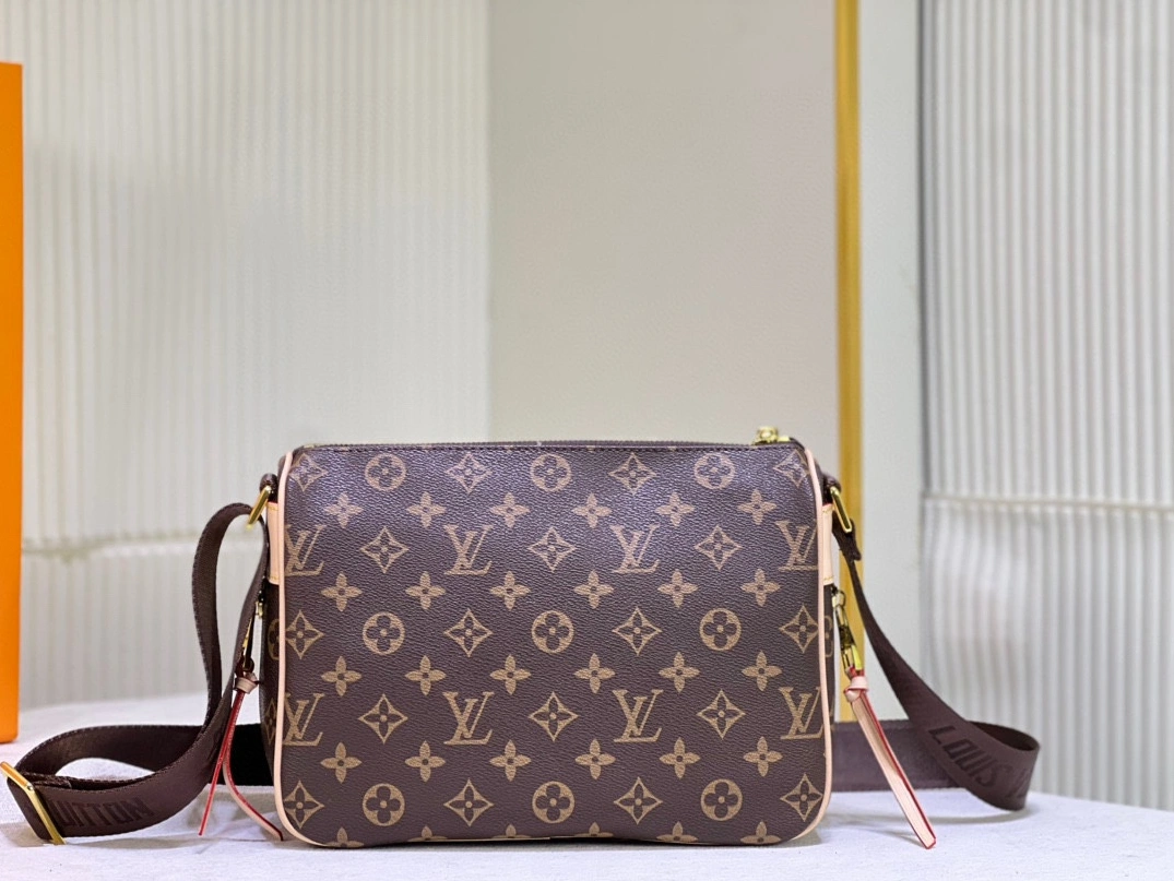Timeless 1957 Louis Vuitton AAA Quality Messenger Bags For Women