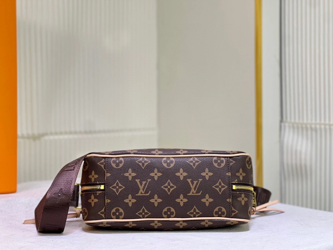 Timeless 1957 Louis Vuitton AAA Quality Messenger Bags For Women