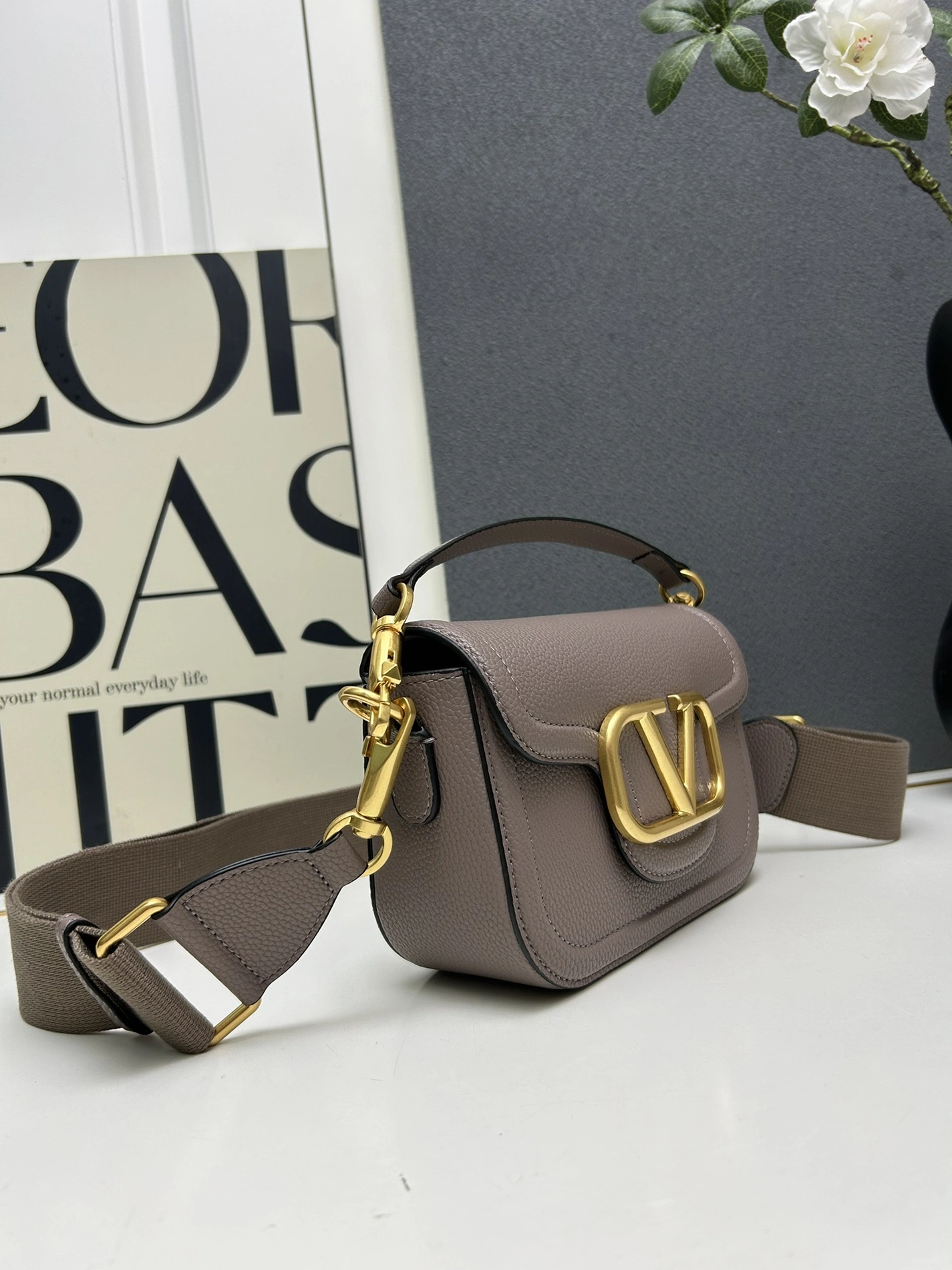 Timeless 2101 Valentino AAA Quality Messenger Bags For Women