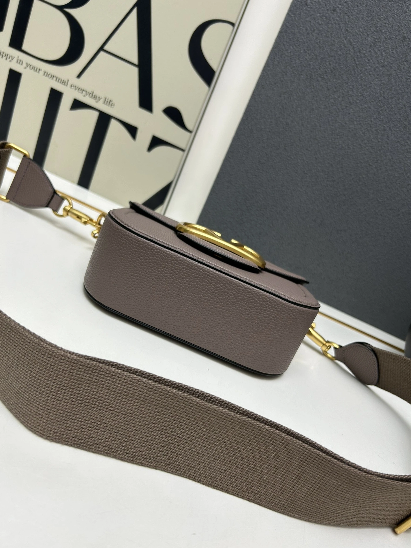 Timeless 2101 Valentino AAA Quality Messenger Bags For Women