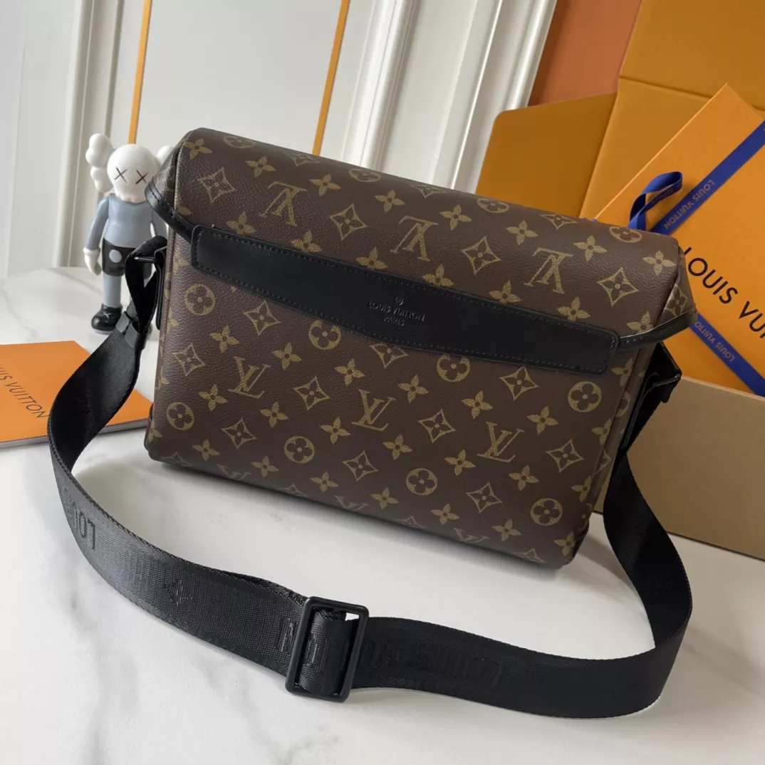 Timeless 3809 Louis Vuitton AAA Man Messenger Bags