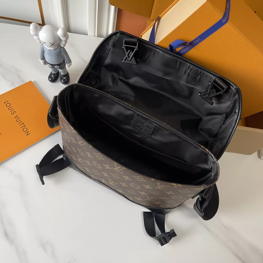 Timeless 3809 Louis Vuitton AAA Man Messenger Bags