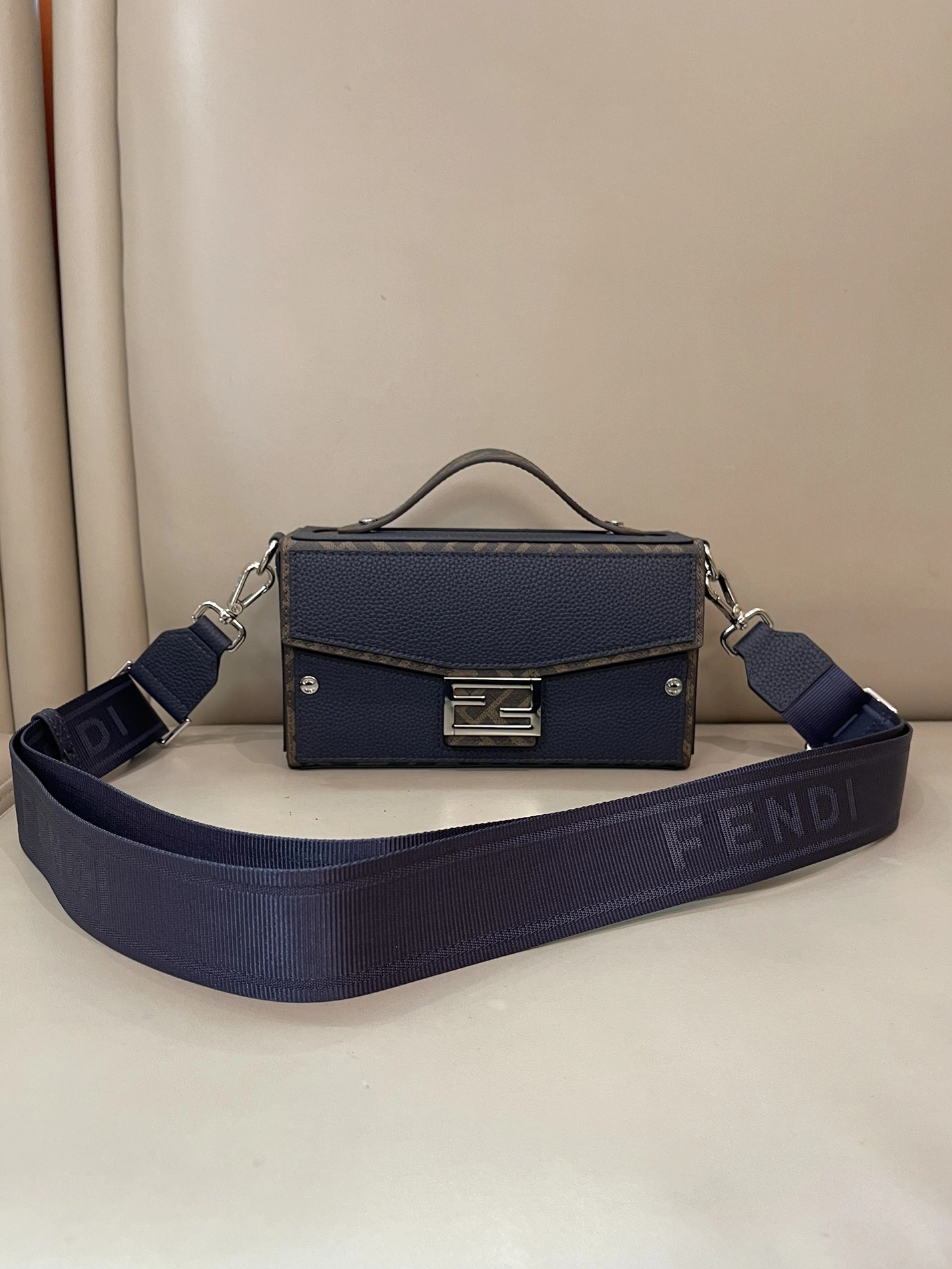 Timeless 437 Fendi AAA Quality Messenger Bags For Unisex