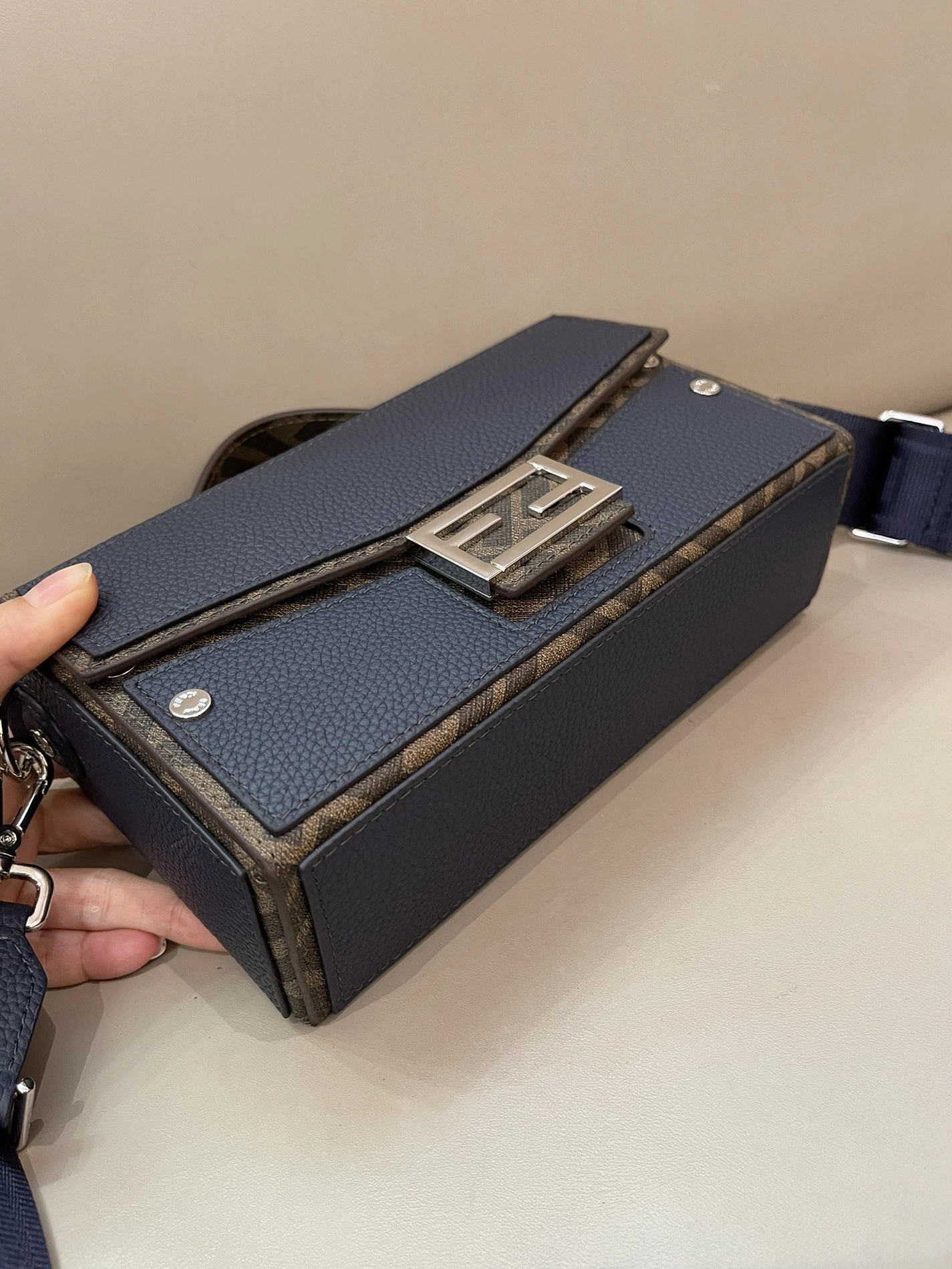 Timeless 437 Fendi AAA Quality Messenger Bags For Unisex