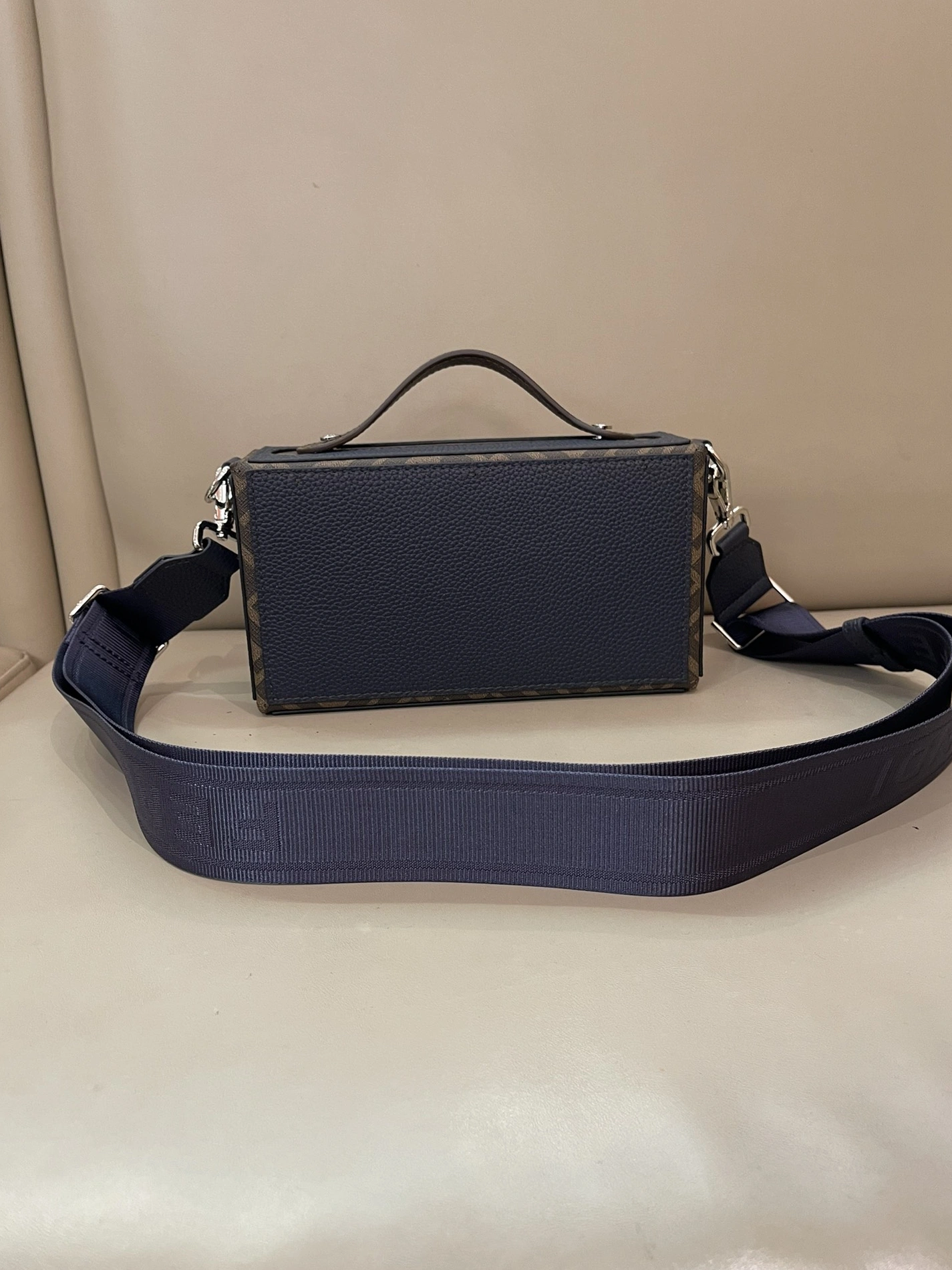 Timeless 437 Fendi AAA Quality Messenger Bags For Unisex
