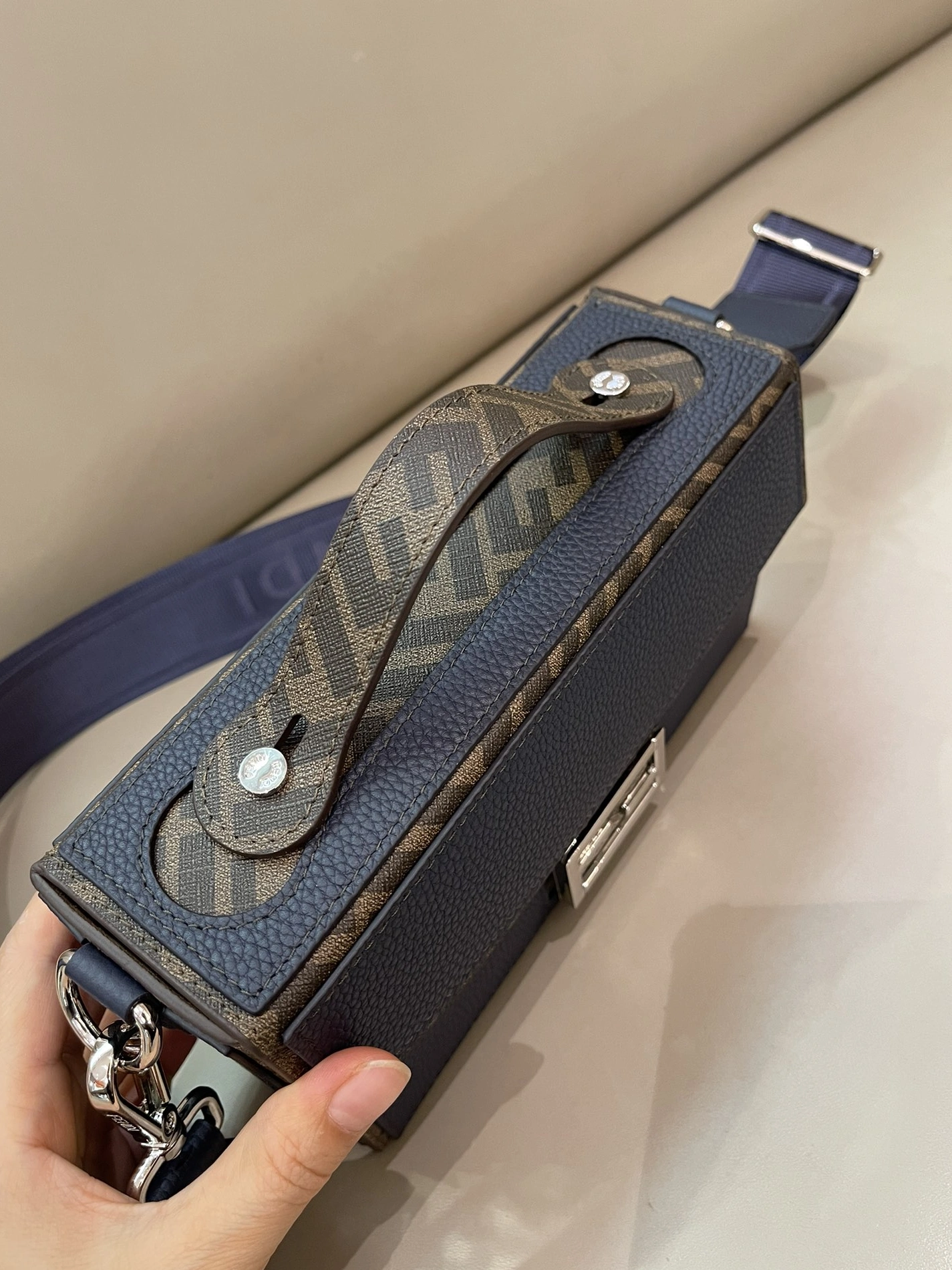 Timeless 437 Fendi AAA Quality Messenger Bags For Unisex