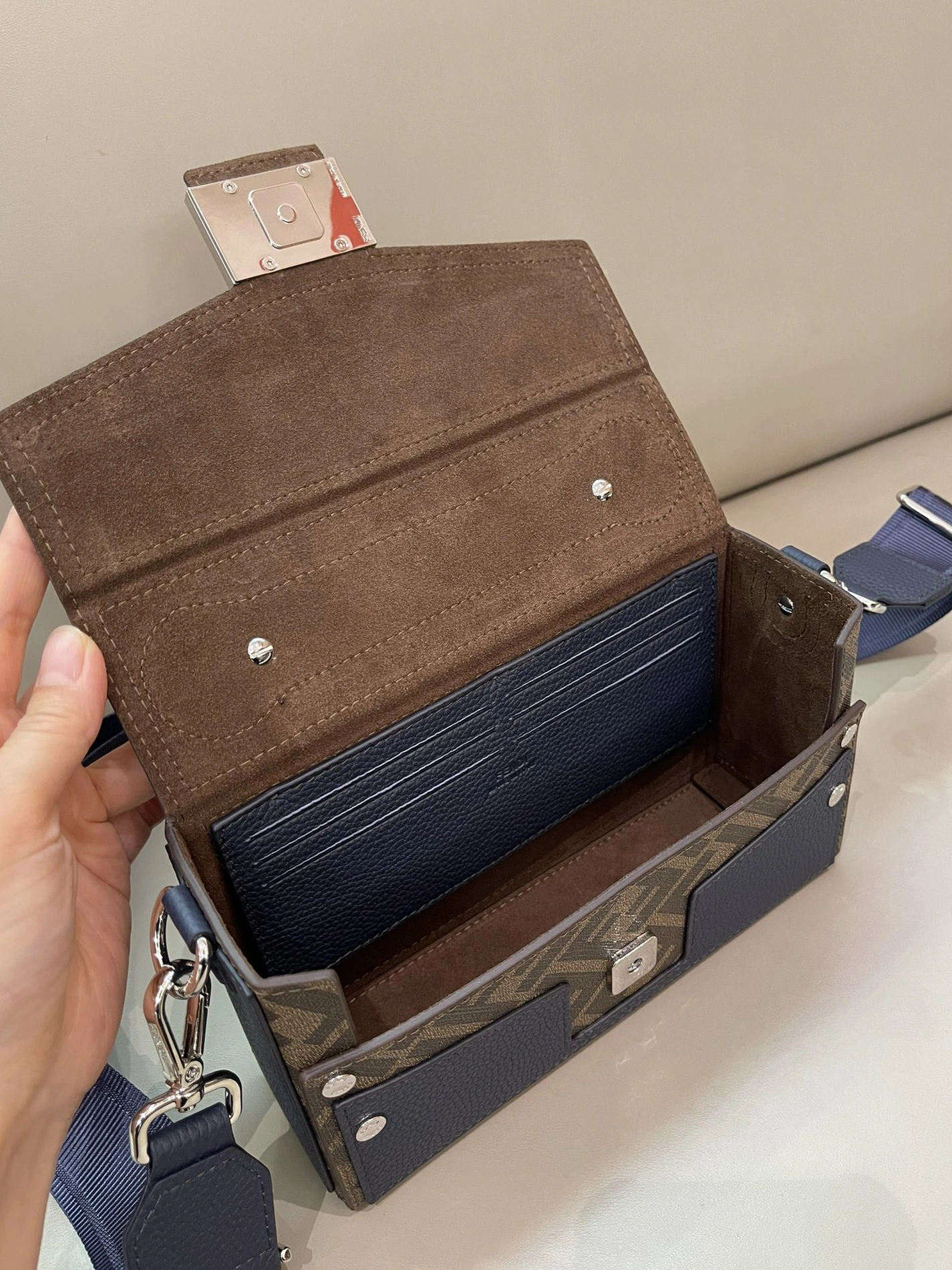 Timeless 437 Fendi AAA Quality Messenger Bags For Unisex