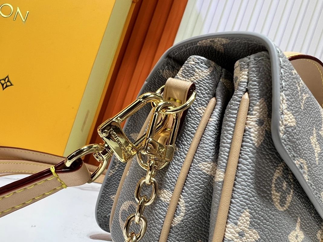 Timeless 8494 Louis Vuitton AAA Quality Messenger Bags For Women