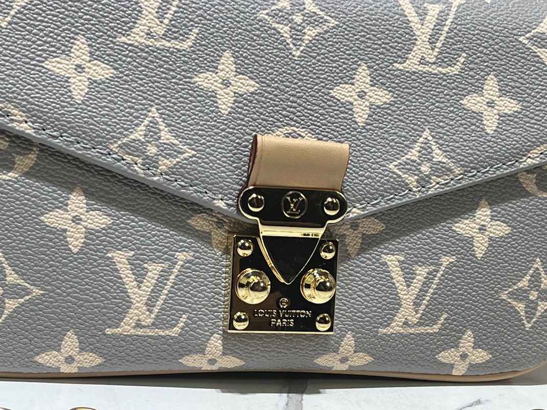 Timeless 8494 Louis Vuitton AAA Quality Messenger Bags For Women