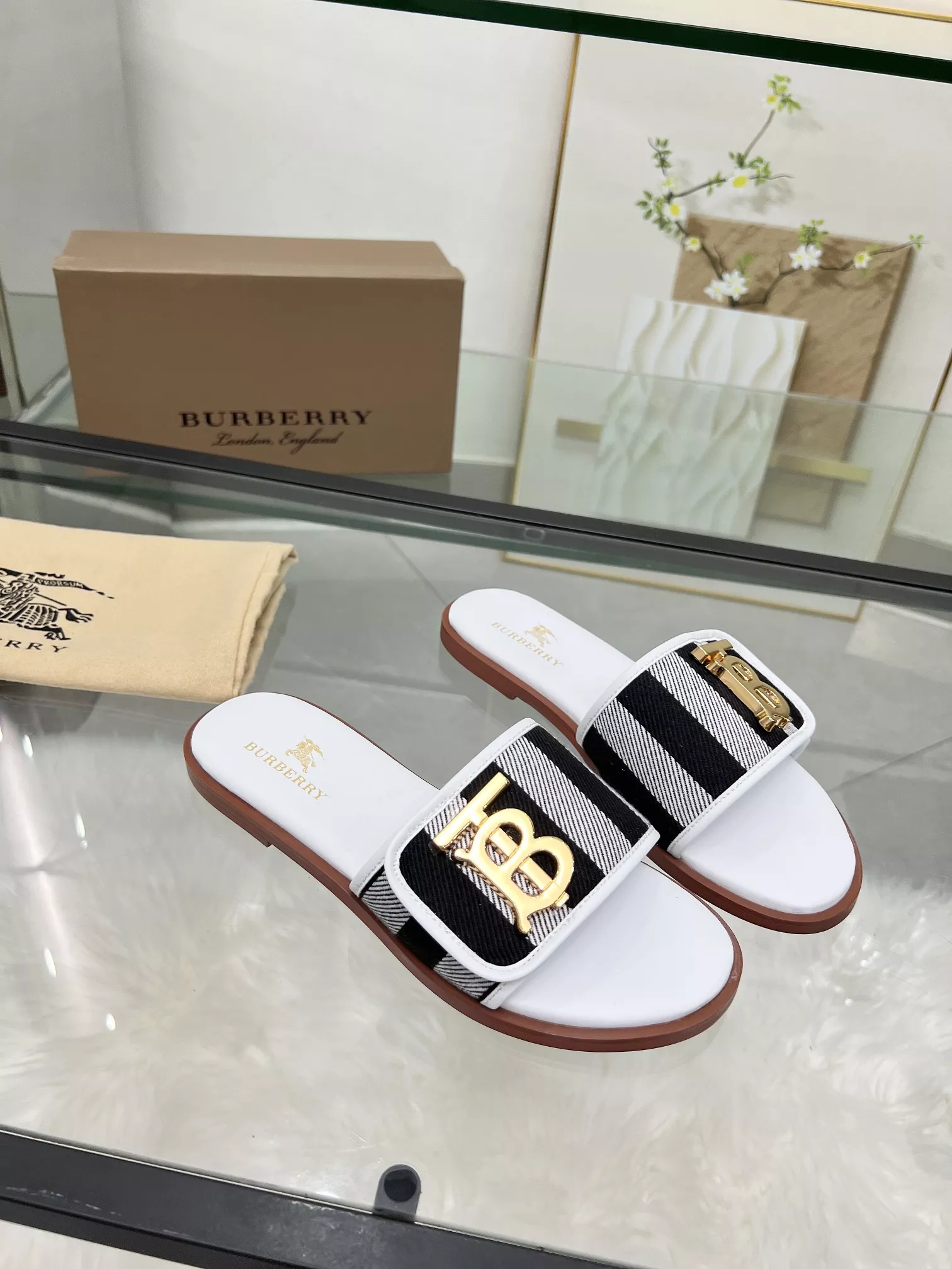 Timeless 9196 Burberry Slippers For Women