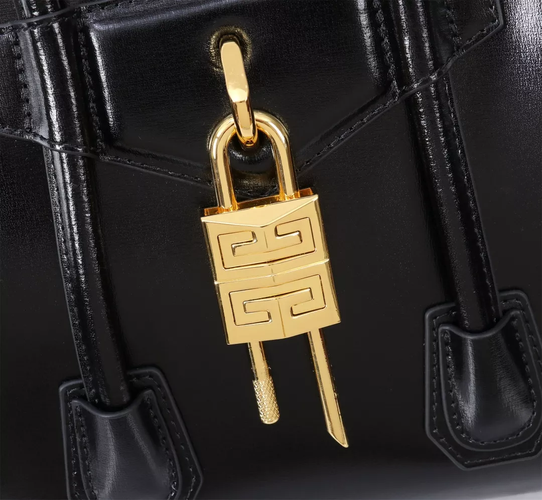 Trendsetting 1041 Givenchy AAA Quality Handbags For Women