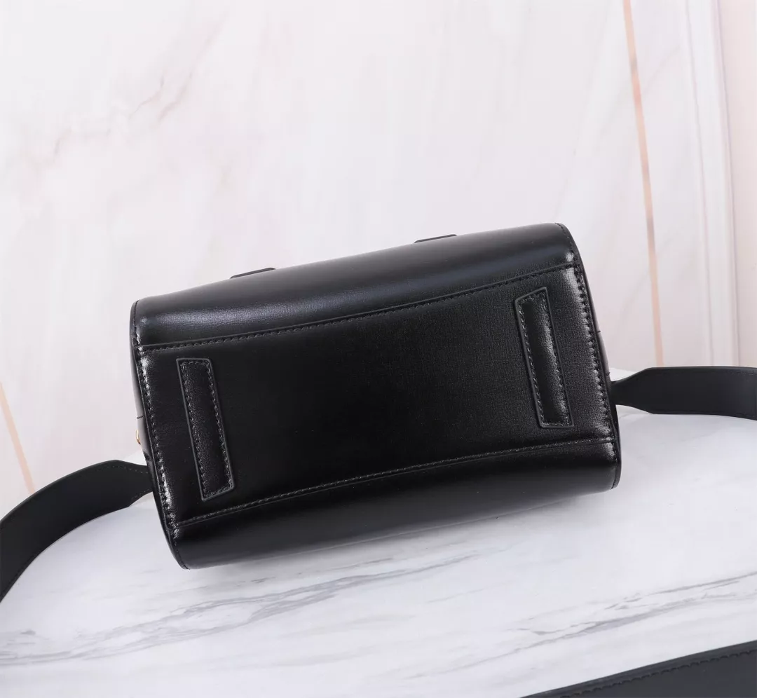 Trendsetting 1041 Givenchy AAA Quality Handbags For Women