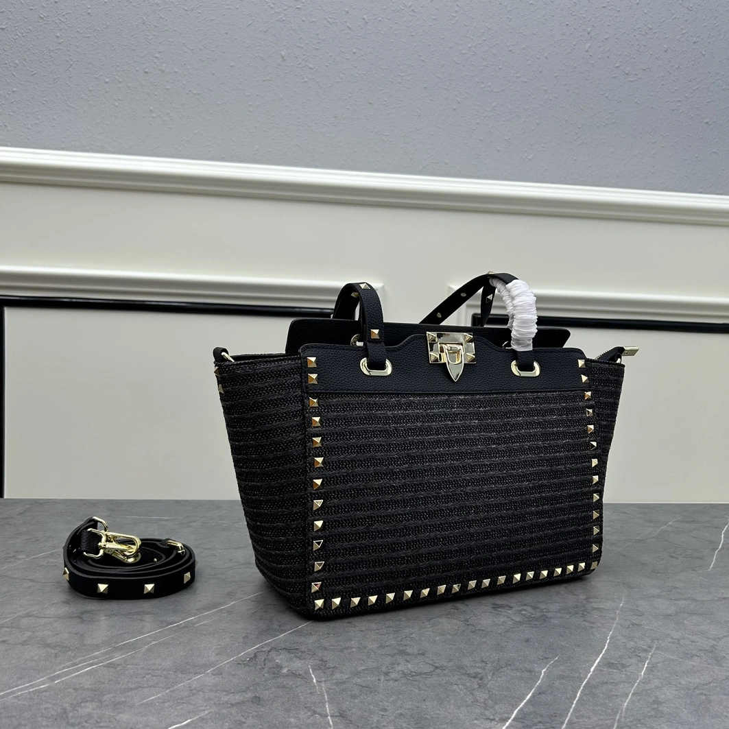 Trendsetting 1878 Valentino AAA Quality Shoulder Bags For Women