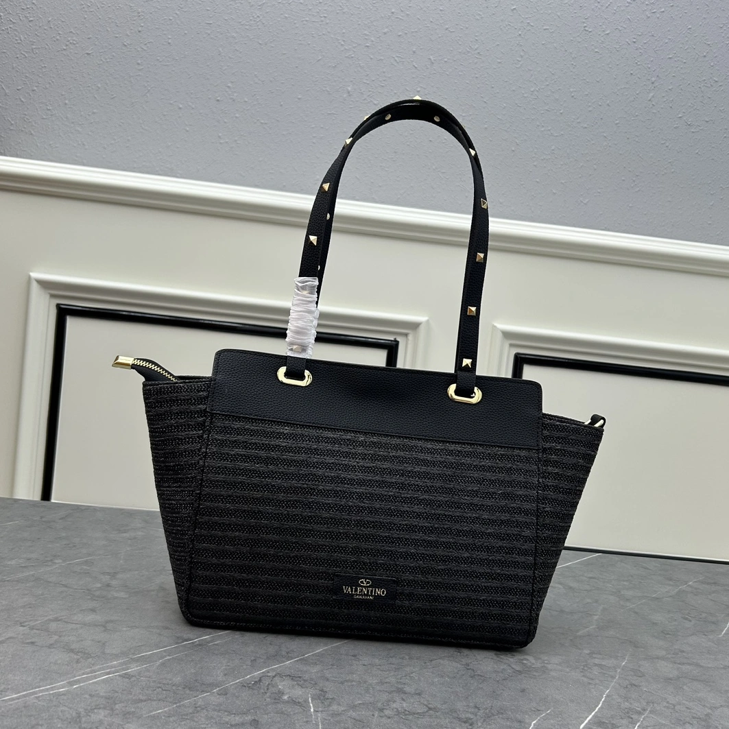 Trendsetting 1878 Valentino AAA Quality Shoulder Bags For Women