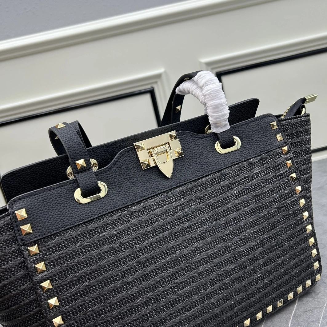 Trendsetting 1878 Valentino AAA Quality Shoulder Bags For Women