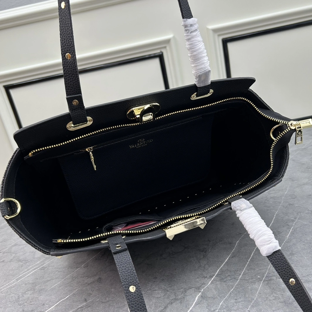 Trendsetting 1878 Valentino AAA Quality Shoulder Bags For Women