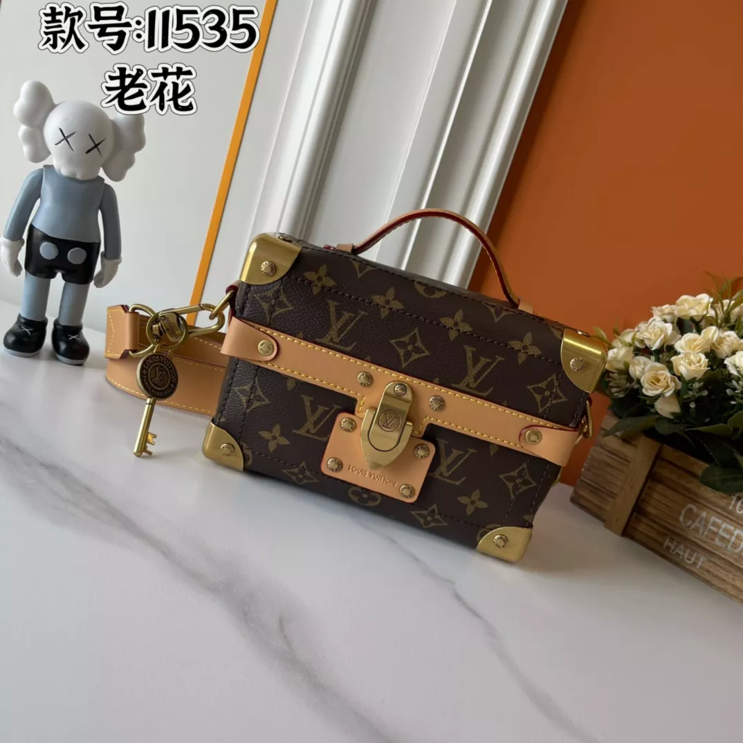 Trendsetting 2000 Louis Vuitton AAA Quality Messenger Bags For Unisex