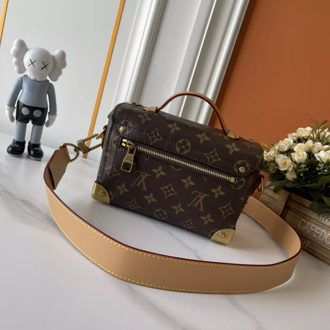 Trendsetting 2000 Louis Vuitton AAA Quality Messenger Bags For Unisex