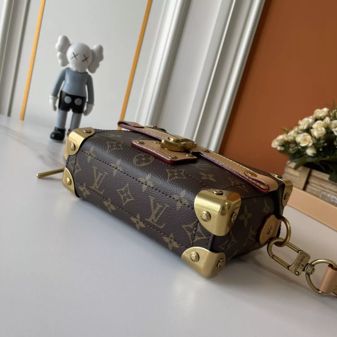 Trendsetting 2000 Louis Vuitton AAA Quality Messenger Bags For Unisex