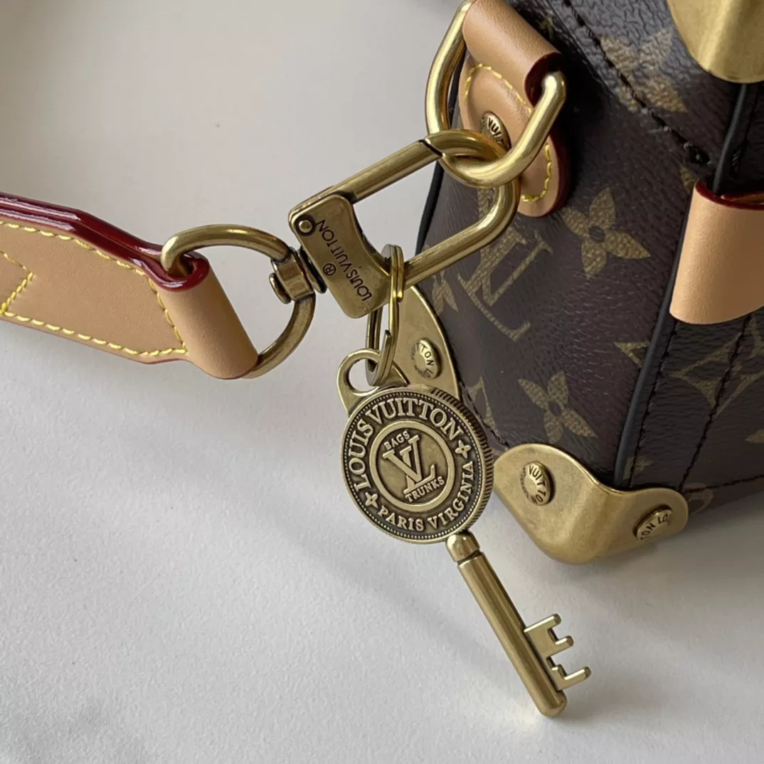 Trendsetting 2000 Louis Vuitton AAA Quality Messenger Bags For Unisex