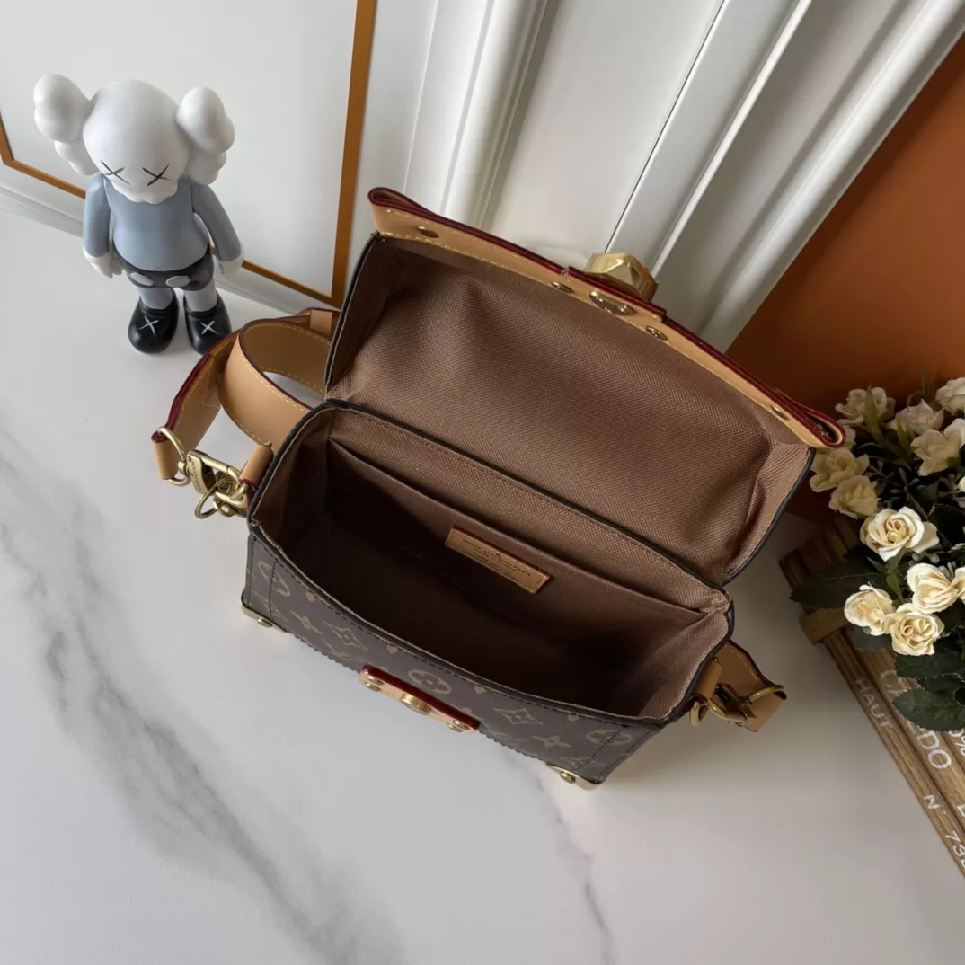Trendsetting 2000 Louis Vuitton AAA Quality Messenger Bags For Unisex