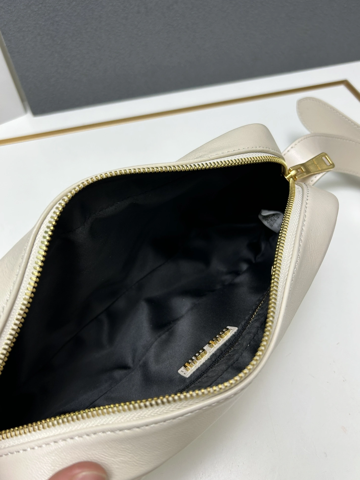 Trendsetting 2060 MIU MIU AAA Quality Messenger Bags For Women