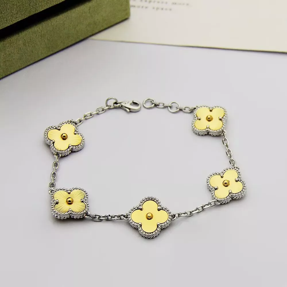 Trendsetting 2321 Van Cleef & Arpels Jewelry Set For Women
