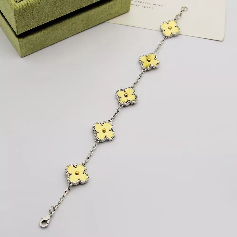 Trendsetting 2321 Van Cleef & Arpels Jewelry Set For Women