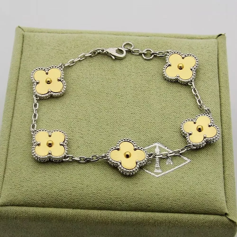 Trendsetting 2321 Van Cleef & Arpels Jewelry Set For Women