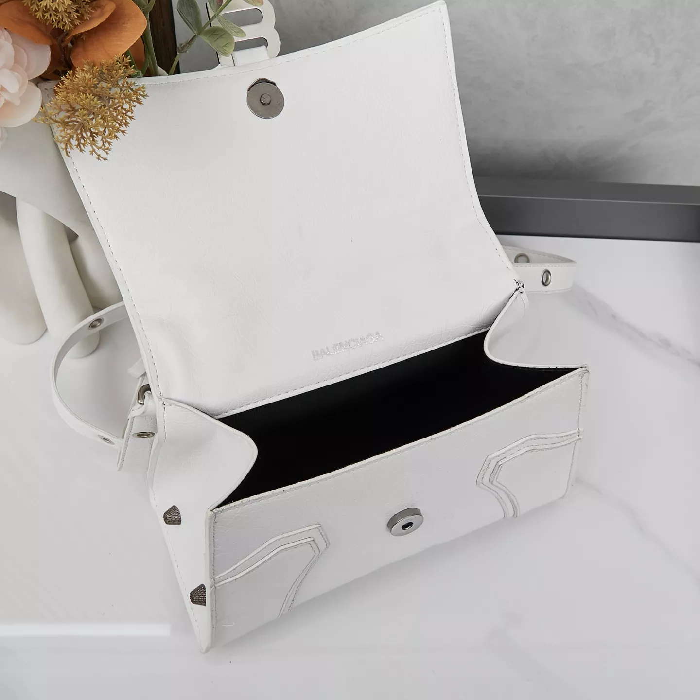 Trendsetting 2438 Balenciaga AAA Quality Messenger Bags For Women
