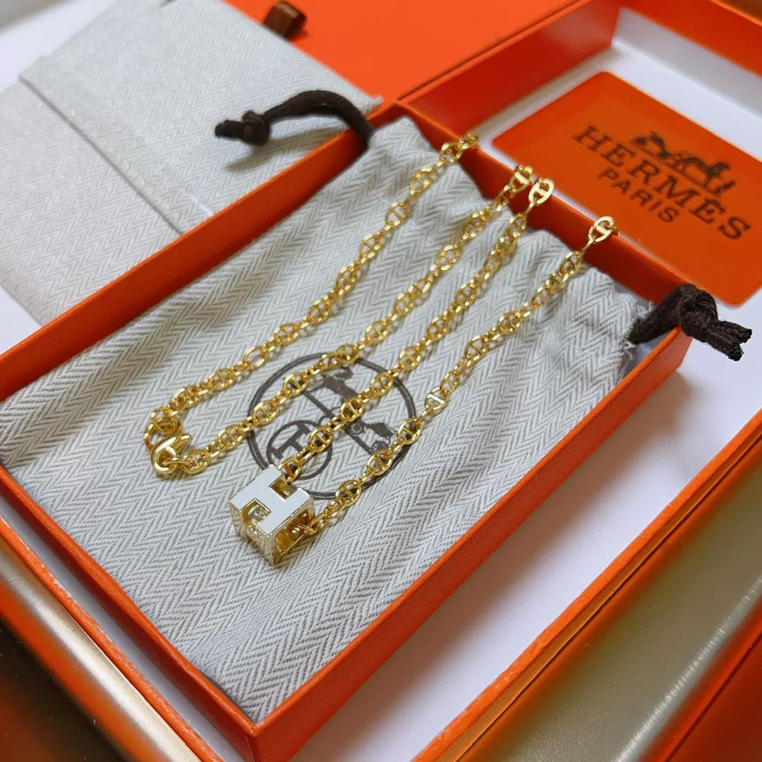 Trendsetting 3064 Hermes Necklaces
