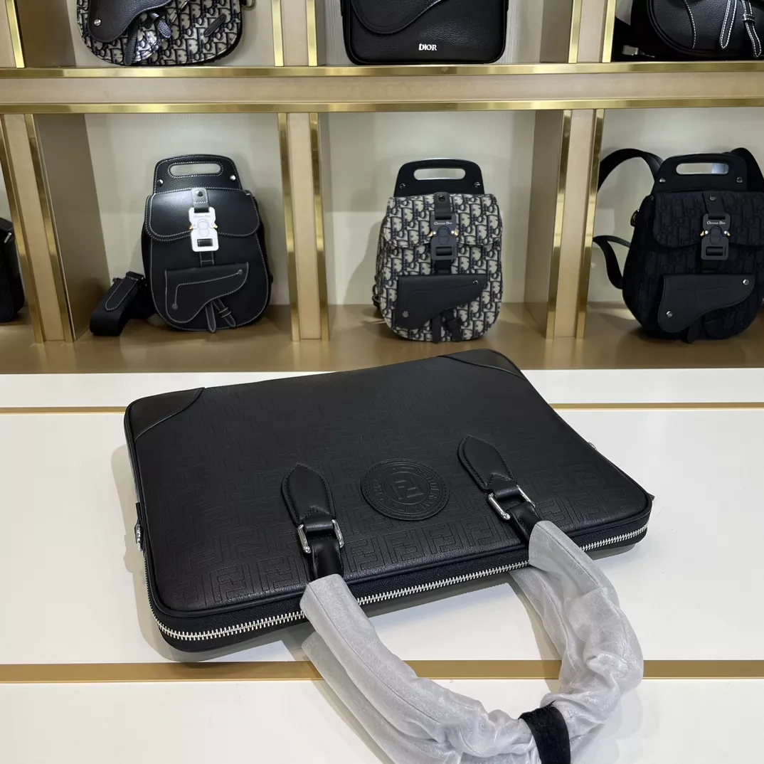 Trendsetting 322 Fendi AAA Man Handbags