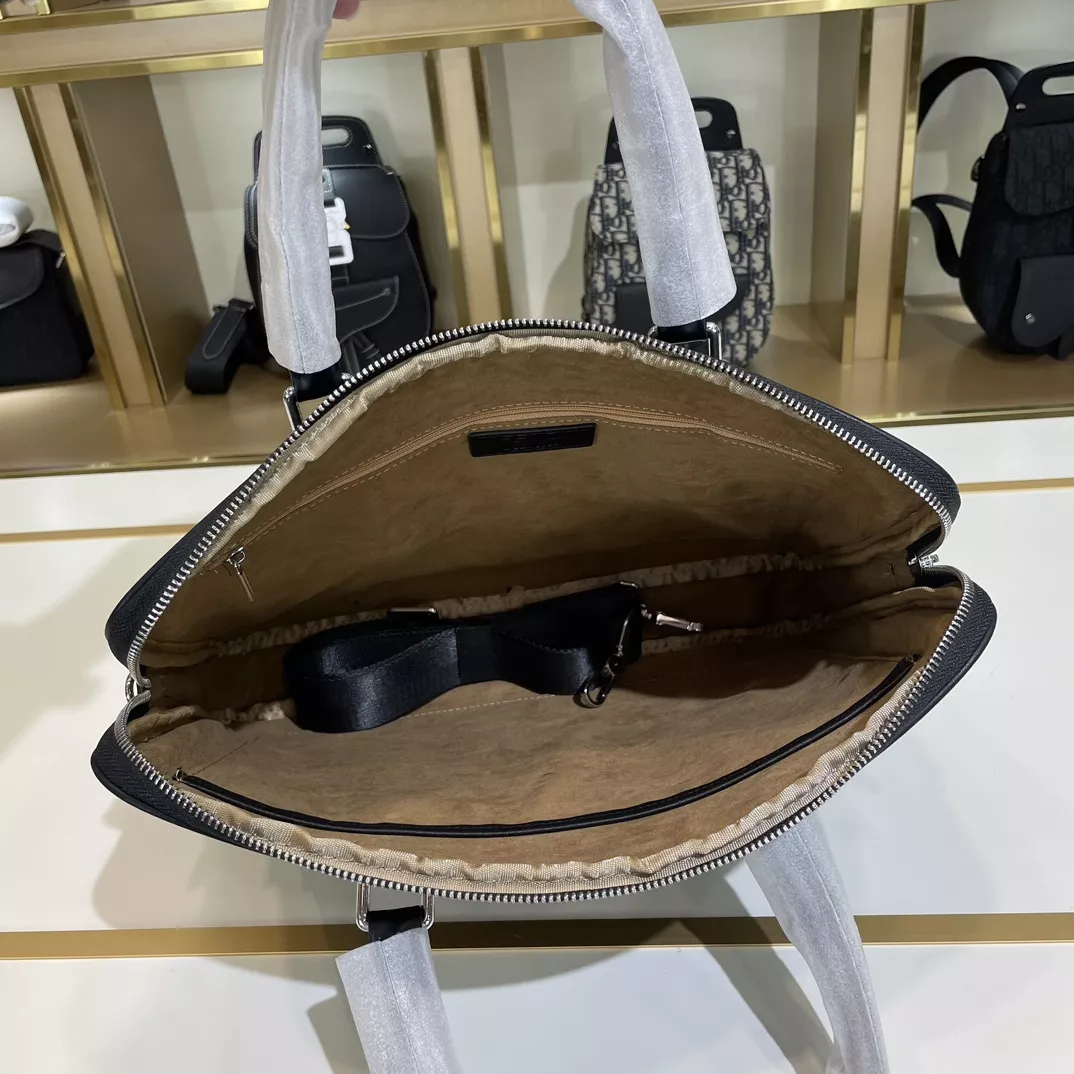 Trendsetting 322 Fendi AAA Man Handbags