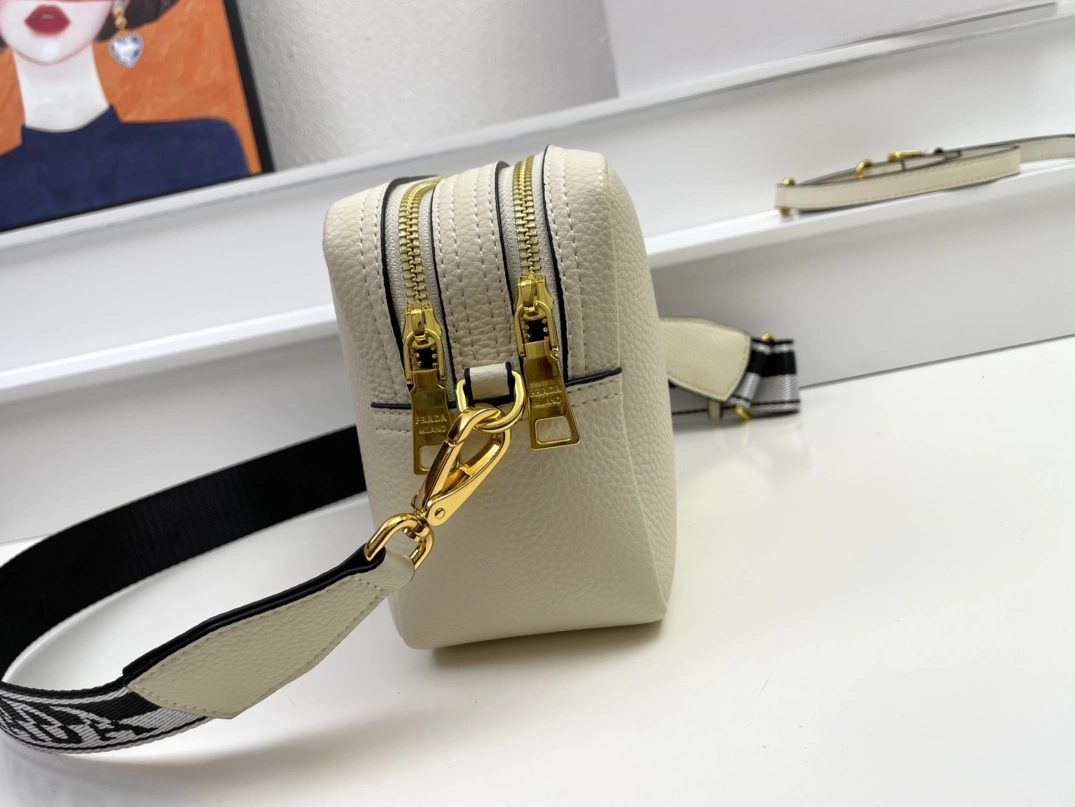 Trendsetting 3849 Prada AAA Quality Messenger Bags For Women