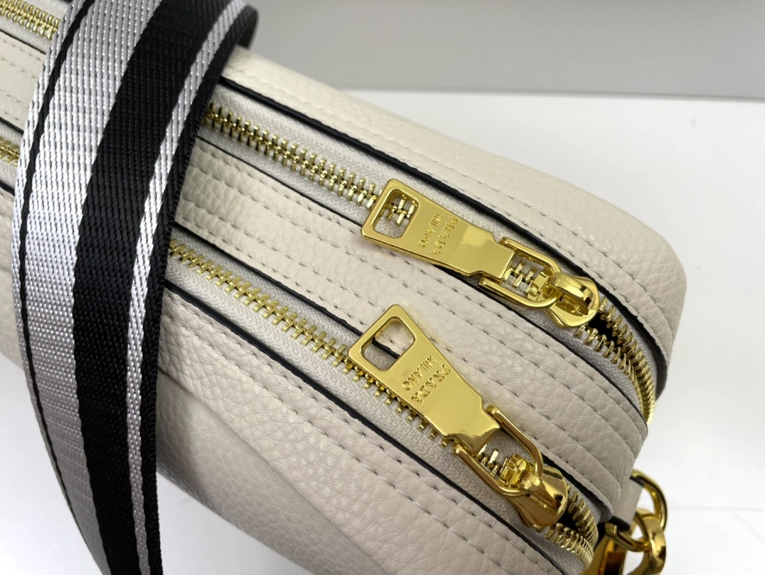 Trendsetting 3849 Prada AAA Quality Messenger Bags For Women