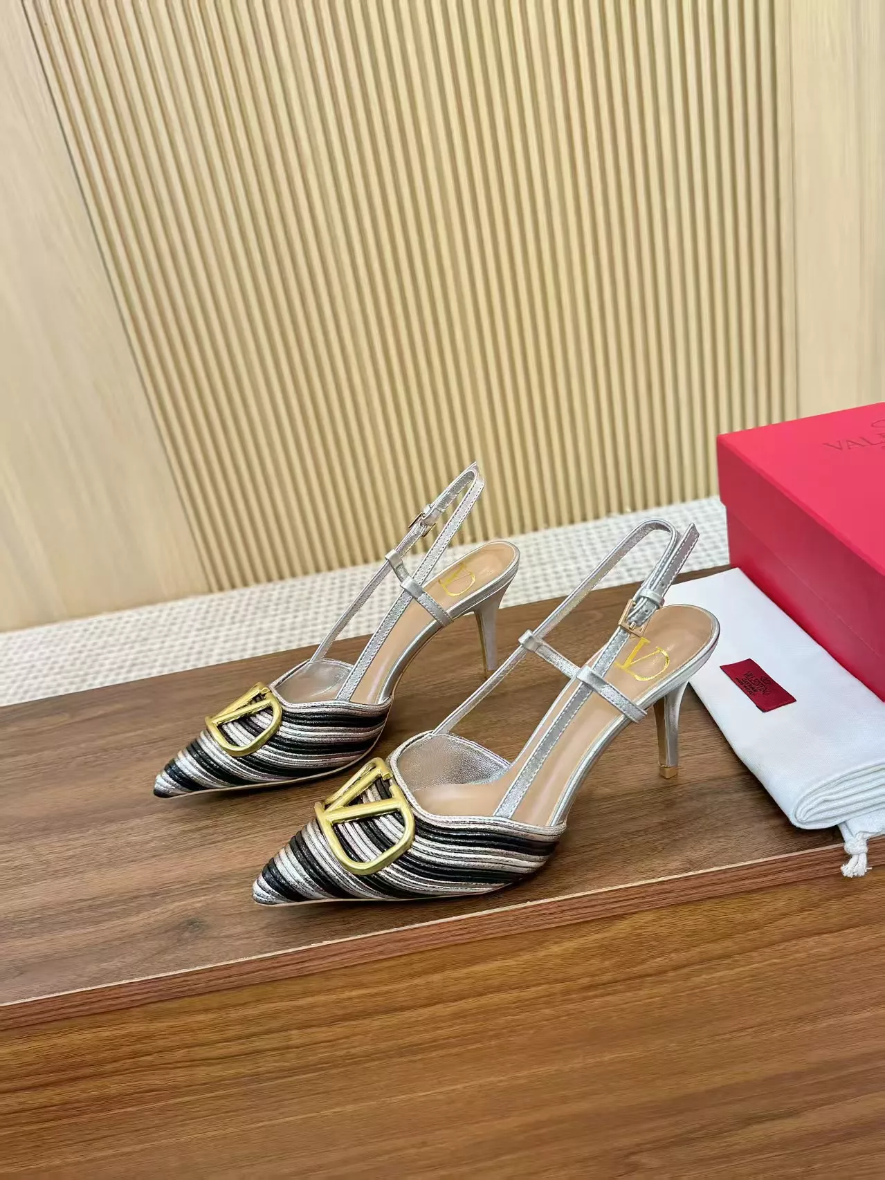 Trendsetting 4285 Valentino Sandal For Women