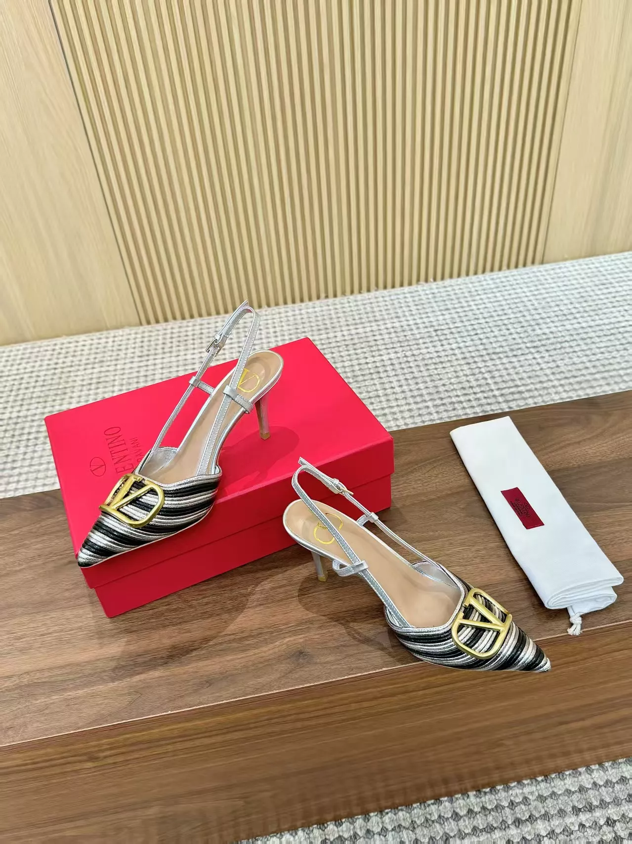 Trendsetting 4285 Valentino Sandal For Women