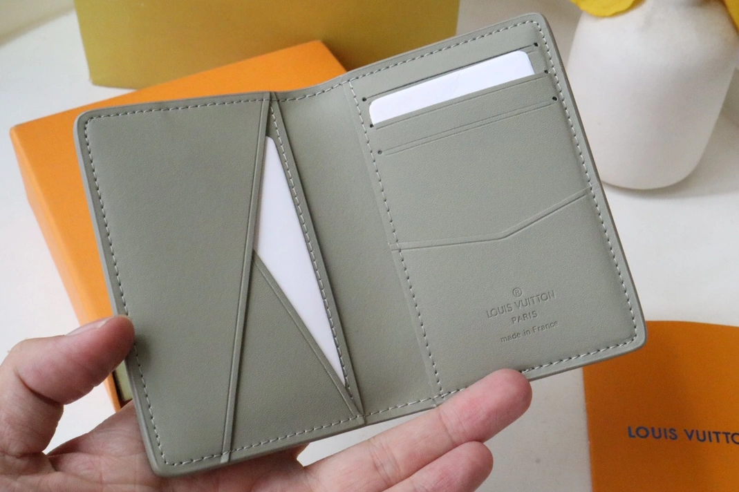 Trendsetting 4546 Louis Vuitton AAA Quality Card Case