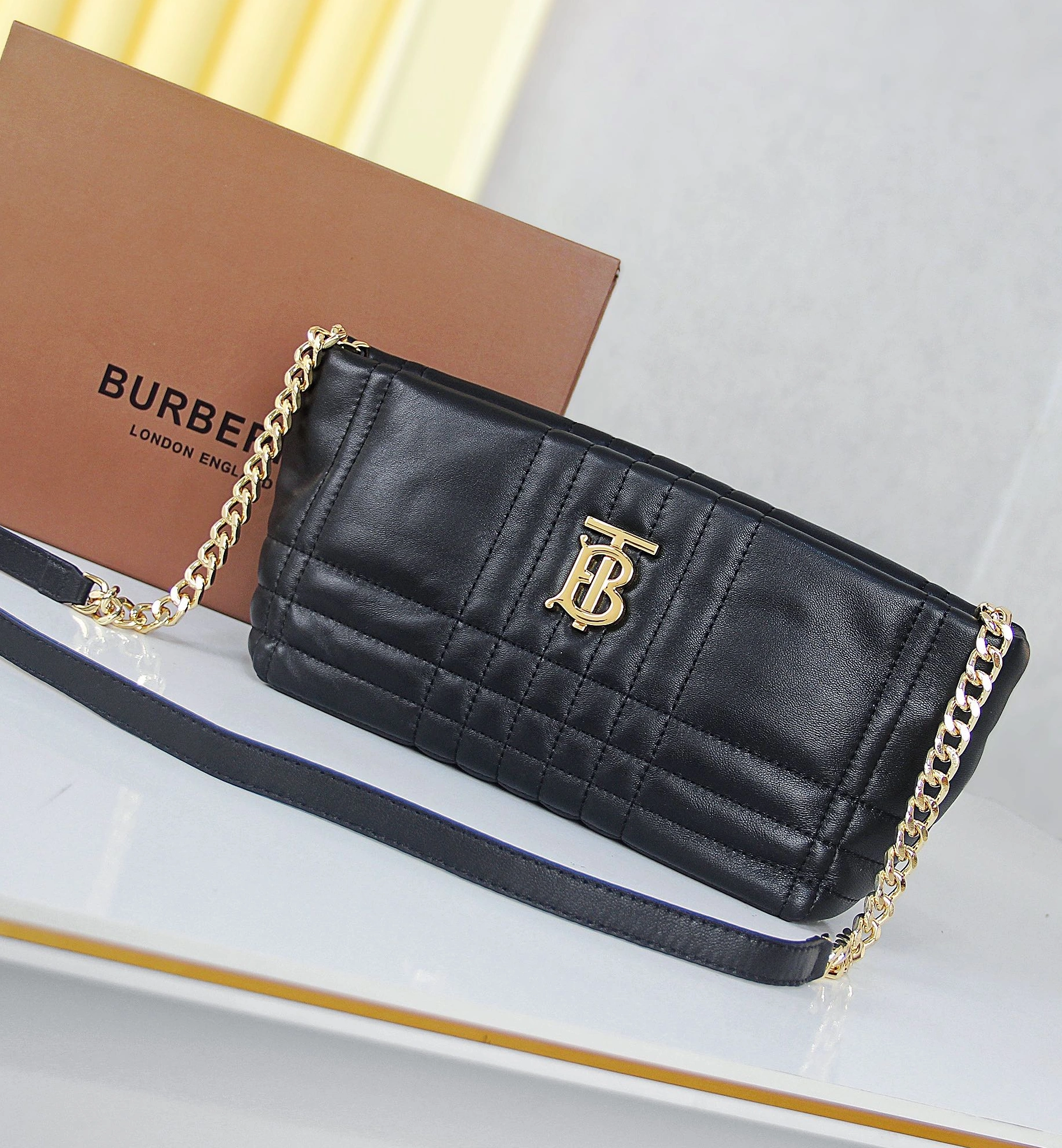 Trendsetting 5100 Burberry AAA Quality Messenger Bags For Women