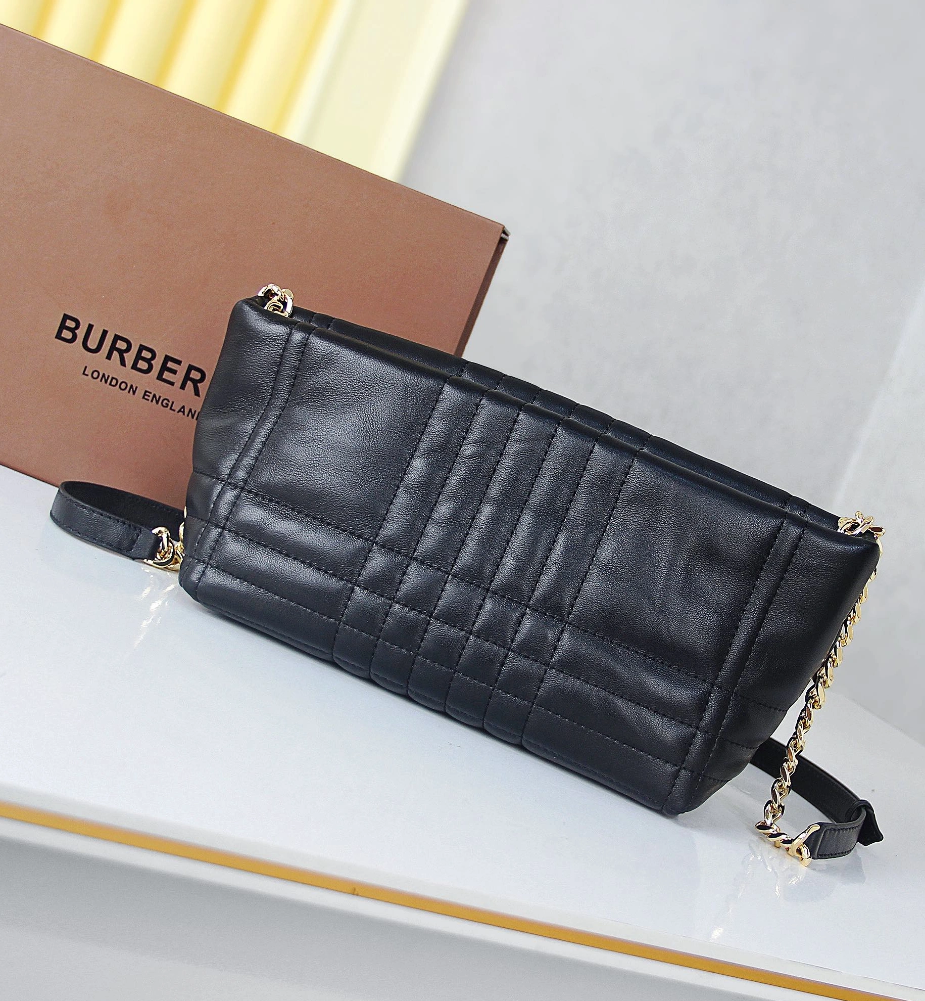 Trendsetting 5100 Burberry AAA Quality Messenger Bags For Women