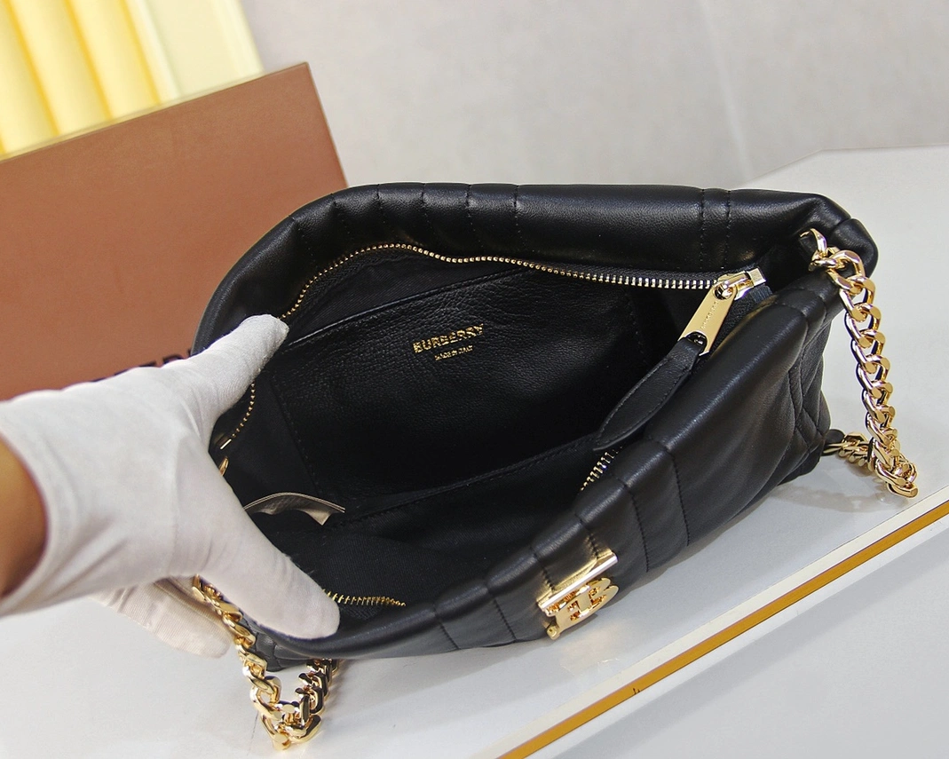 Trendsetting 5100 Burberry AAA Quality Messenger Bags For Women